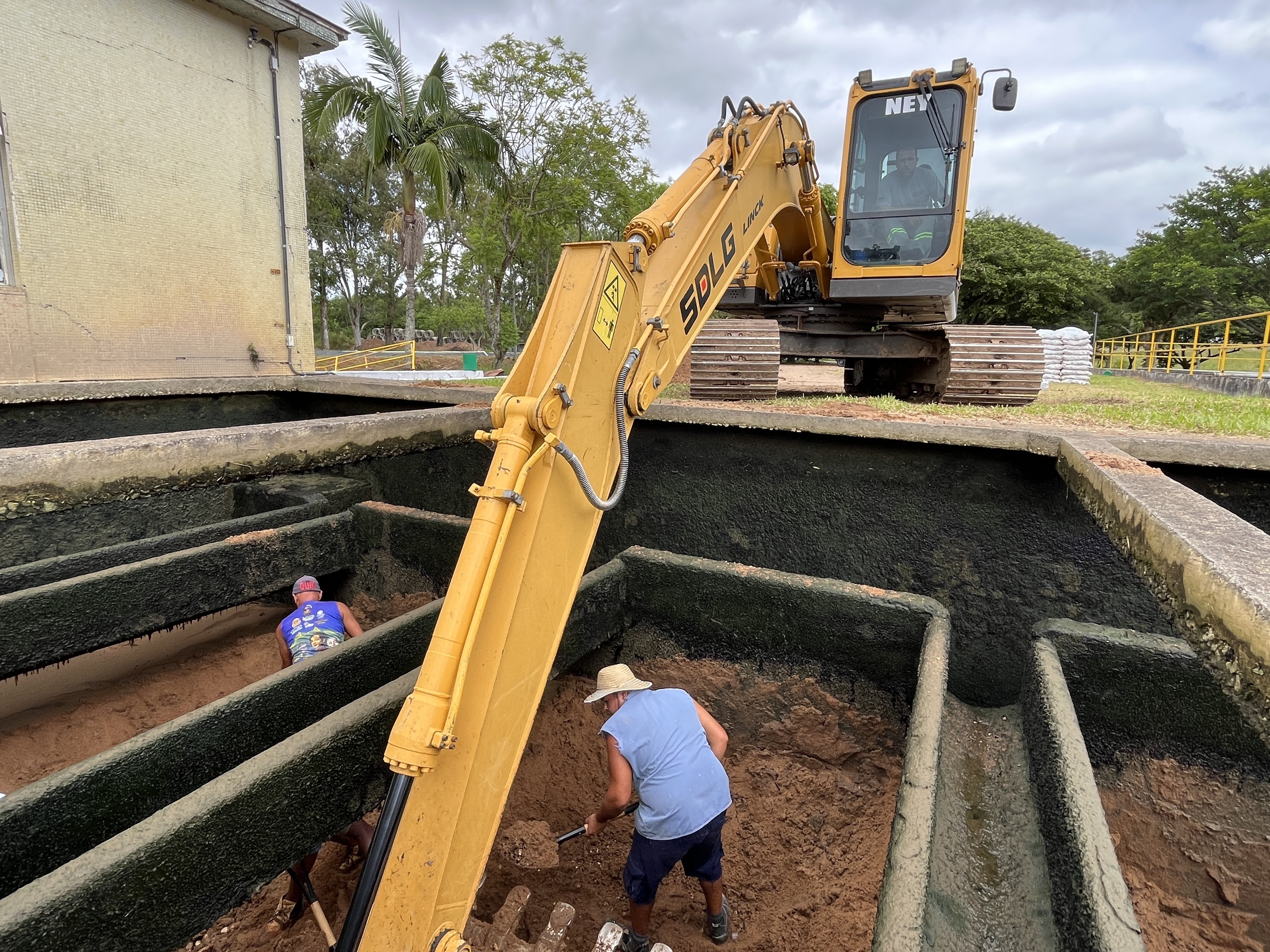 Sanep faz limpeza de filtros na ETA Santa Bárbara, em Pelotas