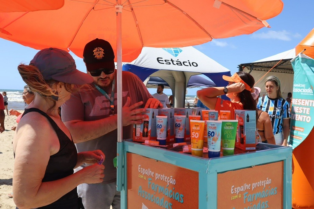 Farmácias Associadas realiza ação no Litoral para reforçar os cuidados com a pele no verão