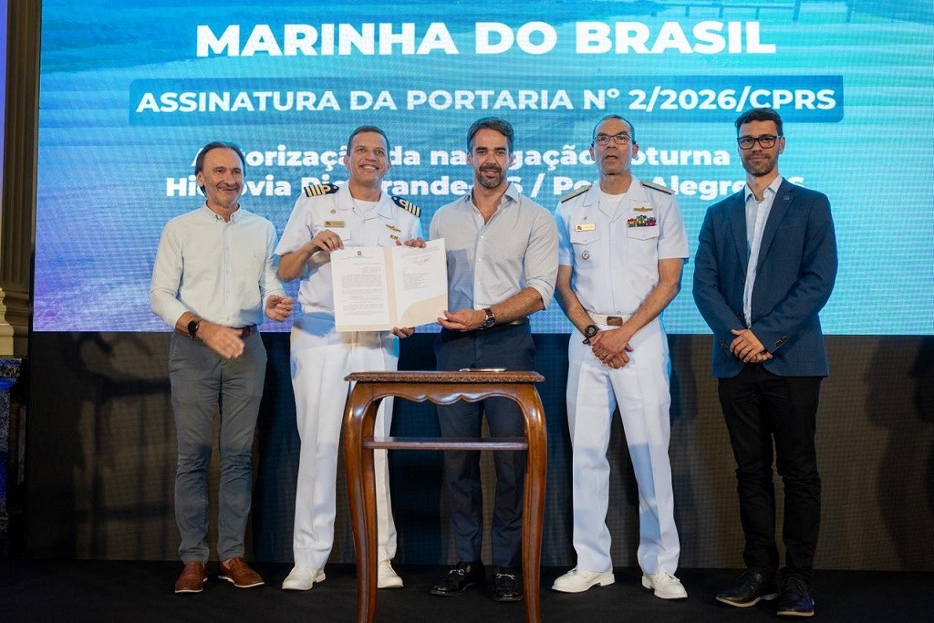 Eduardo Leite anuncia retomada da navegação de longo curso no Porto de Porto Alegre e liberação da navegação noturna