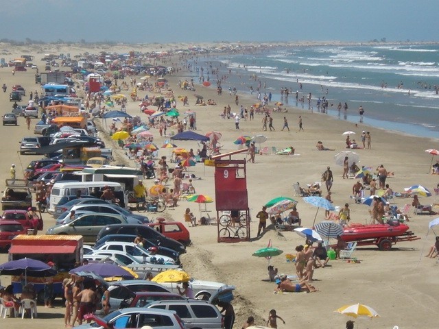 Final de semana de praia lotada no Cassino: Bandeira verde e agenda cultural atraem grande público 