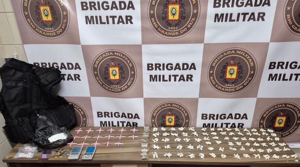 Força Tática do 6º BPM localiza drogas após denúncia anônima, no bairro Getúlio Vargas