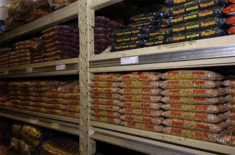 Ação do Procon Pelotas resulta em meia tonelada de feijão fora da validade apreendido