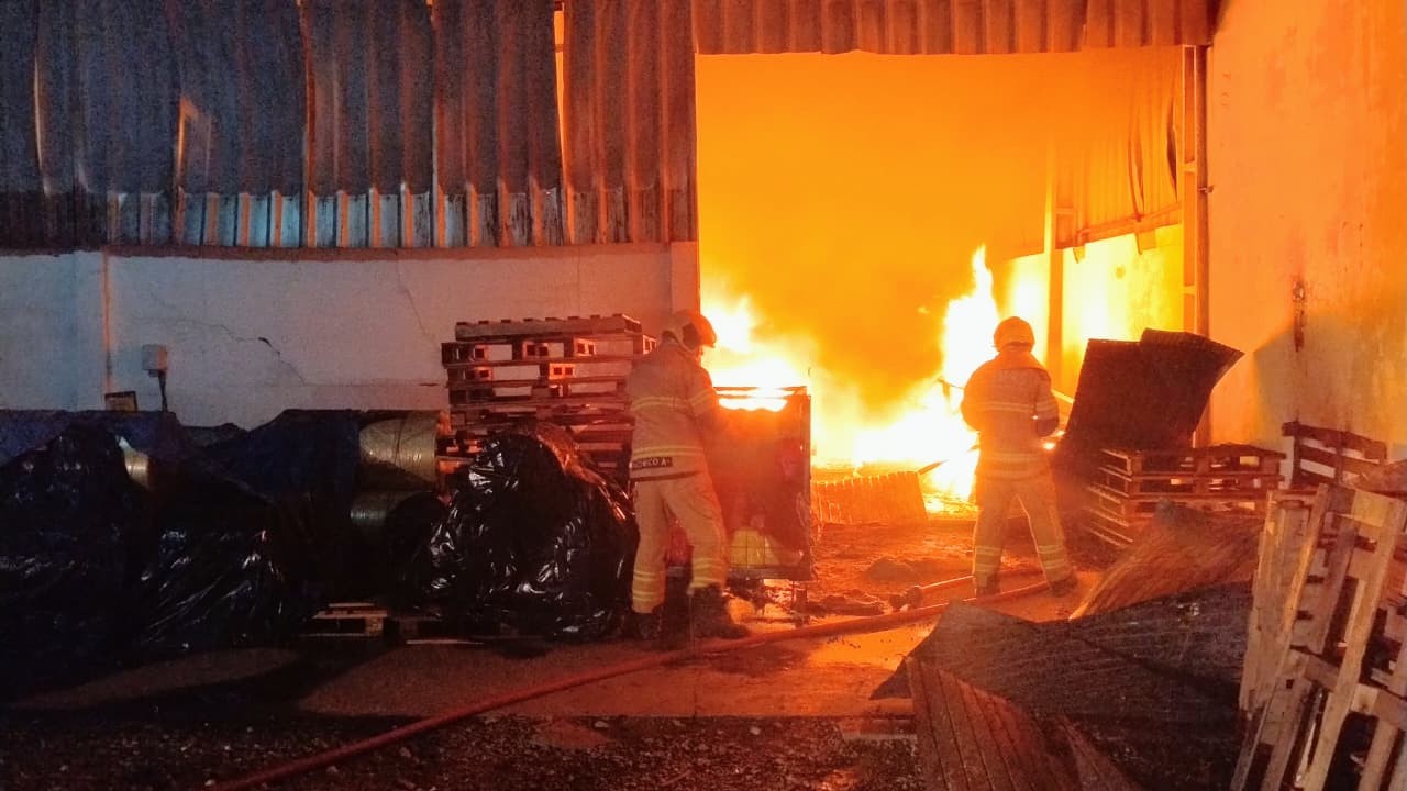 Incêndio de grandes proporções atinge fábrica de embalagens em Pelotas