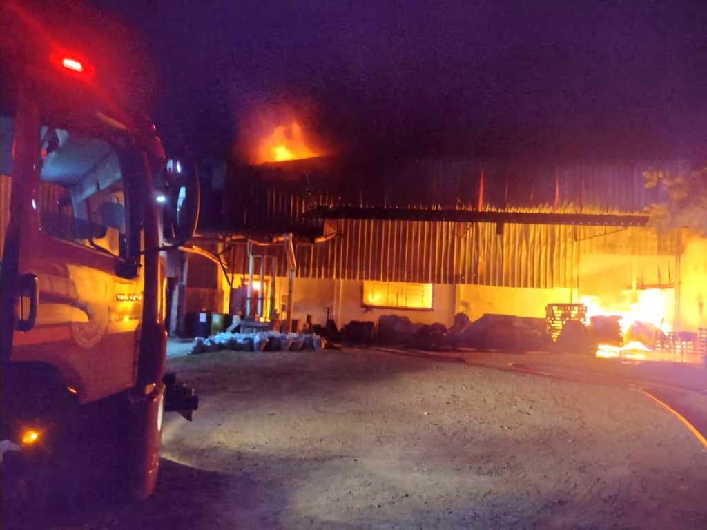 Após incêndio em fábrica de embalagens, moradores de Pelotas relatam persistência de forte odor