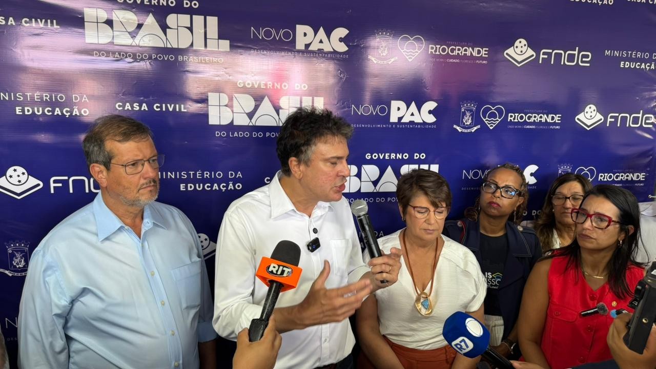 Coletiva com ministro Camilo Santana marca inauguração de EMEI e anúncios para a FURG