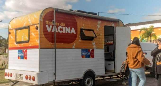 Trailer da vacina fica no Largo do Mercado Central, em Pelotas, até o próximo domingo