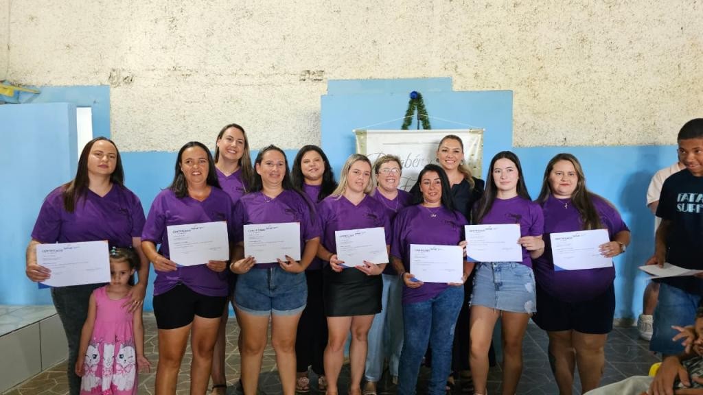 Mais de 60 Mulheres e Jovens da Ilha dos Marinheiros Recebem Certificação de Cursos Profissionalizantes
