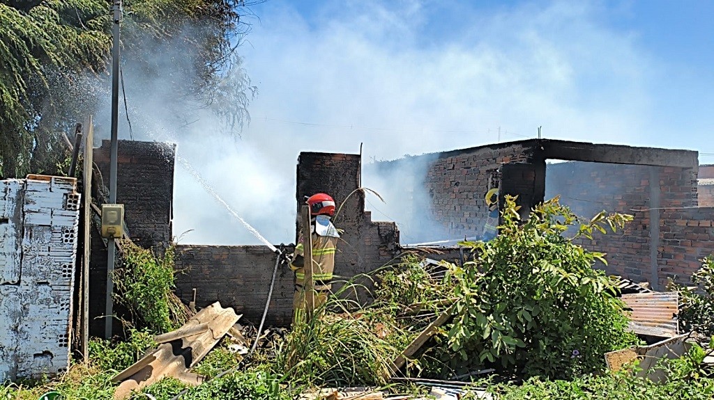 Em Pelotas, casa é destruída por incêndio após morador tentar eliminar formigas com combustível