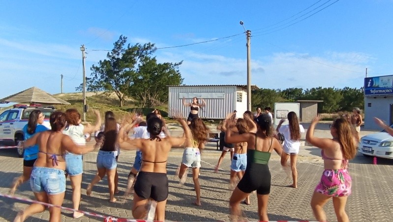 Evento Som, Sol e Movimento agita a praia do Mar Grosso com dança e conscientização ambiental