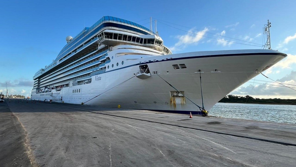 Cruzeiro Oceania Vista atraca no Porto do Rio Grande com mais de mil turistas a bordo