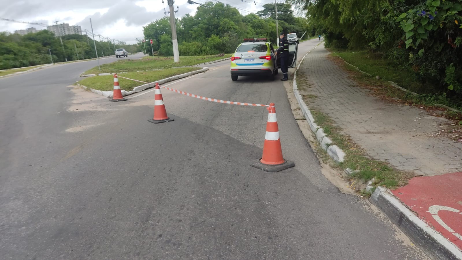 Colisão durante a madrugada bloqueia via após dano em poste, em Pelotas