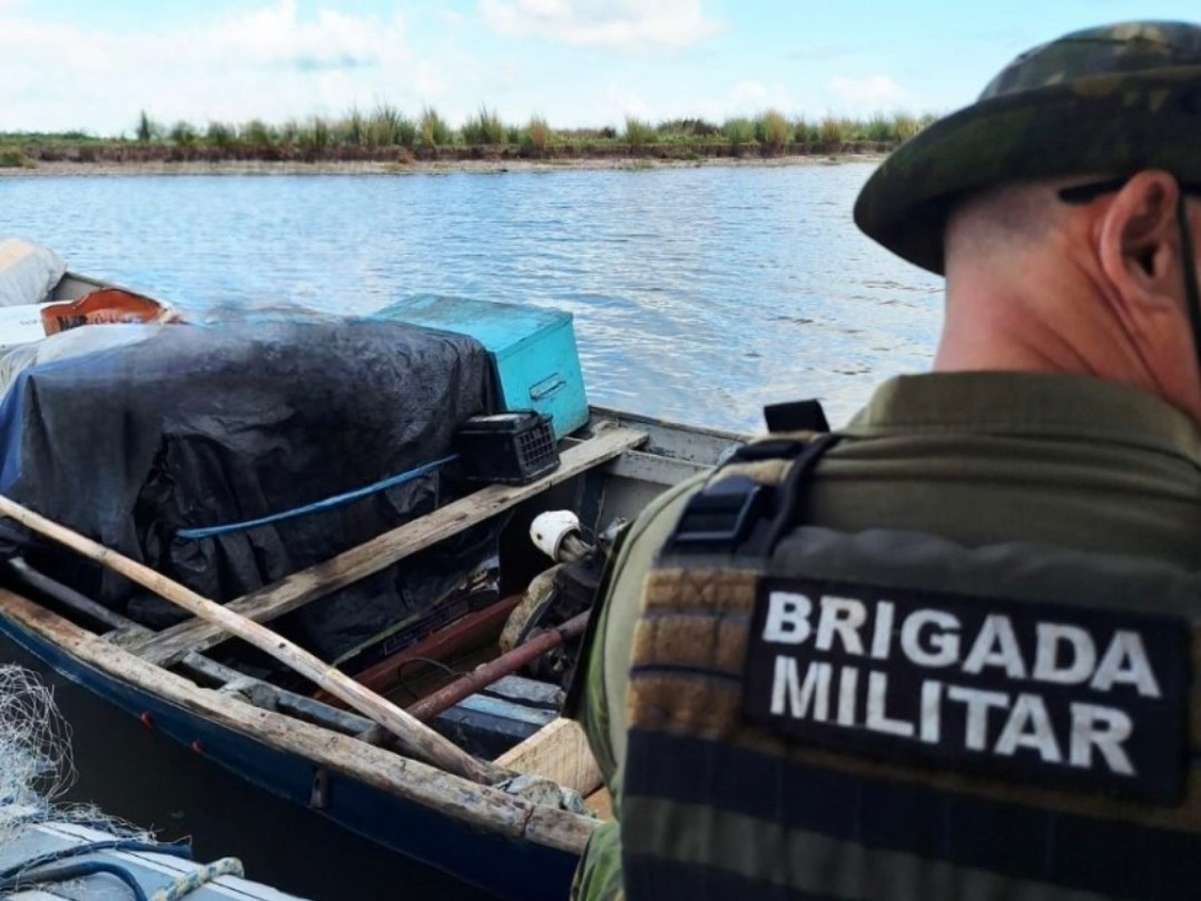 Patram apreende redes, durante operação no Canal São Gonçalo