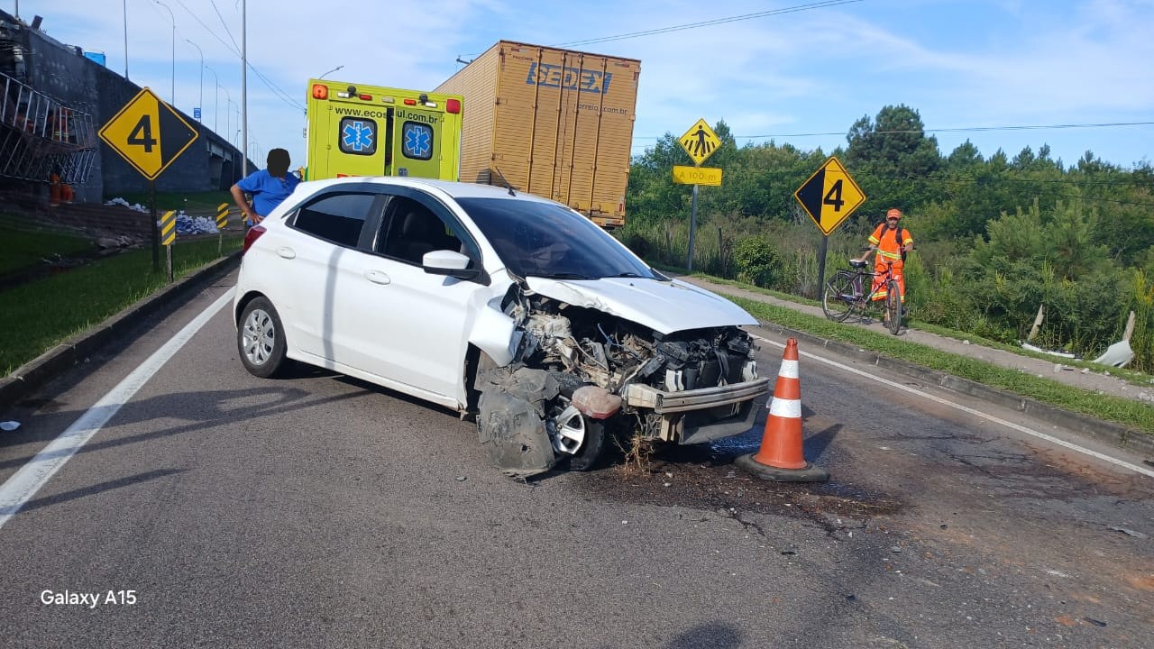 Colisão de veículo contra poste deixa três feridos na BR 116, em Pelotas