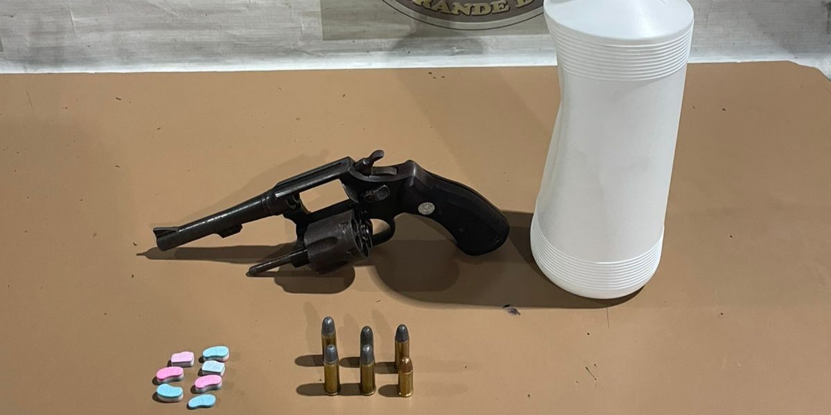 Homens são presos com arma de fogo no Laranjal