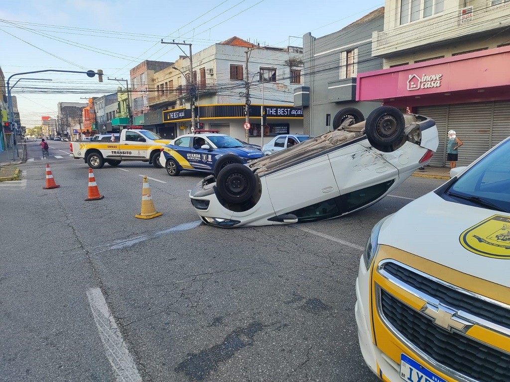 Carro capota no centro de Rio Grande