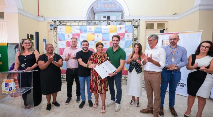 Eduardo Leite e Gabriel Souza entregam escrituras e vistoriam obra em Pelotas