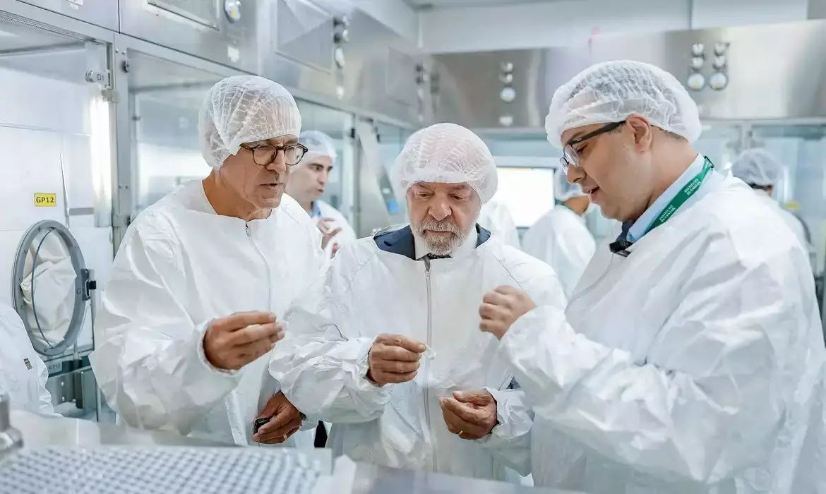 Profissionais do SUS começam a ser imunizados com vacina brasileira contra a dengue