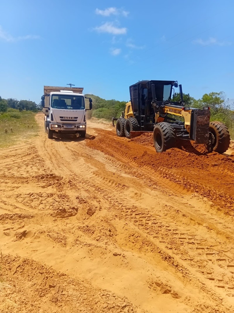 Ponta do Mato recebe serviços de manutenção e nivelamento do solo