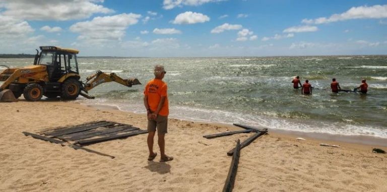 Força-tarefa limpa área de banho do Laranjal após enchentes