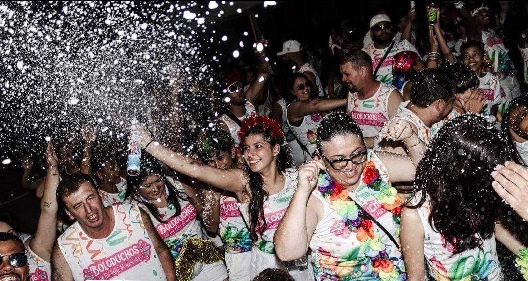 Festa até o amanhecer marca o primeiro dia do Carnaval Doce Folia 2026 em Pelotas