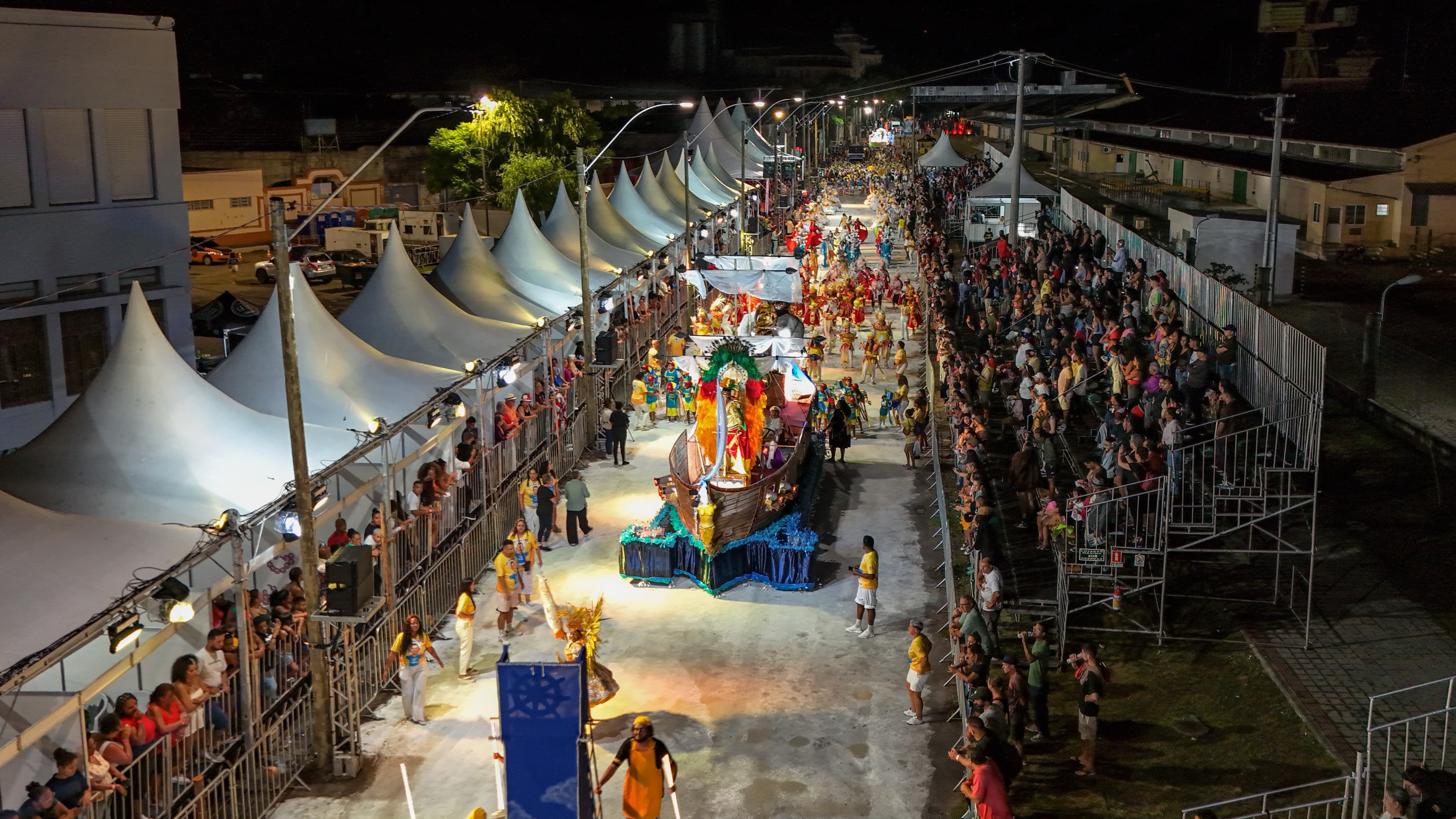 Segundo dia de Carnaval em Pelotas reúne público na passarela, superando chuva e atrasos