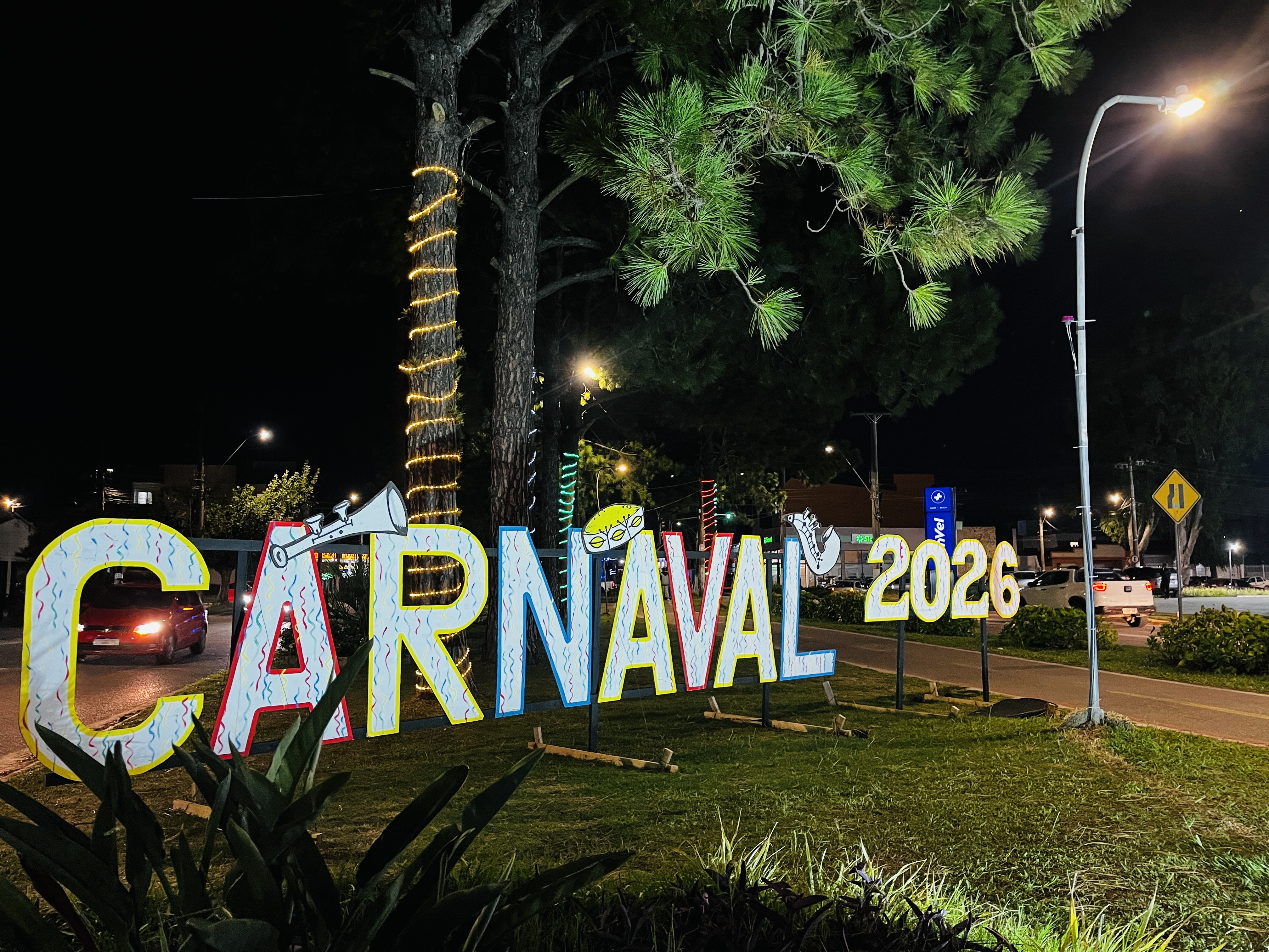 Blocos desfilam na Avenida Rio Grande, na terceira noite do Carnaval do Cassino