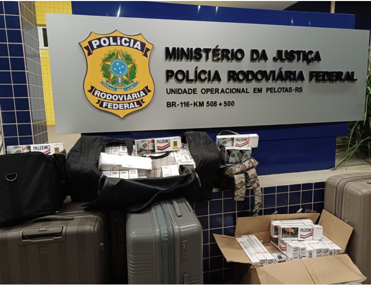 Mulher é presa com mais de quatro mil maços de cigarro