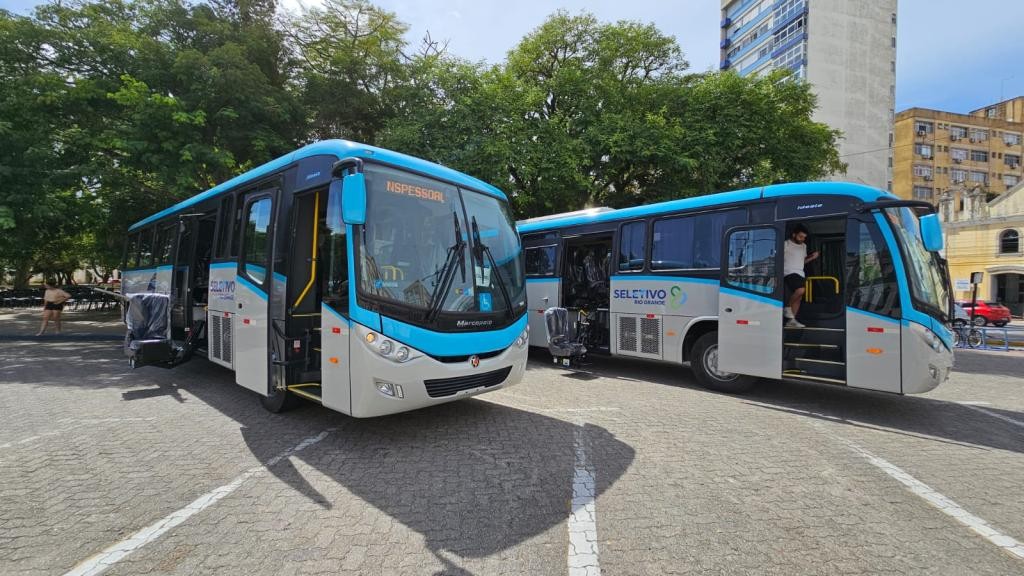 Rio Grande recebe mais dois ônibus novos para reforçar o transporte coletivo