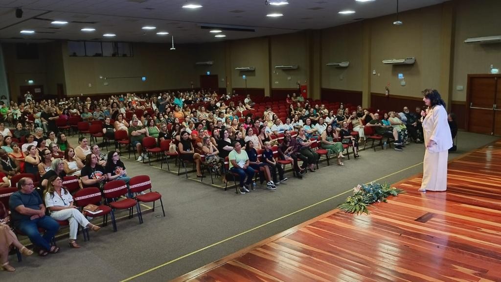 Aula inaugural da rede municipal destaca educação humanizada e alinhamento entre fala e ação
