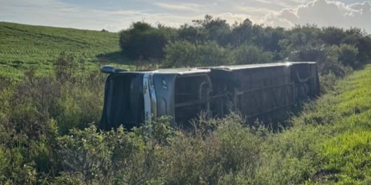 Ônibus tomba na BR-293 em Capão do Leão e deixa ferido