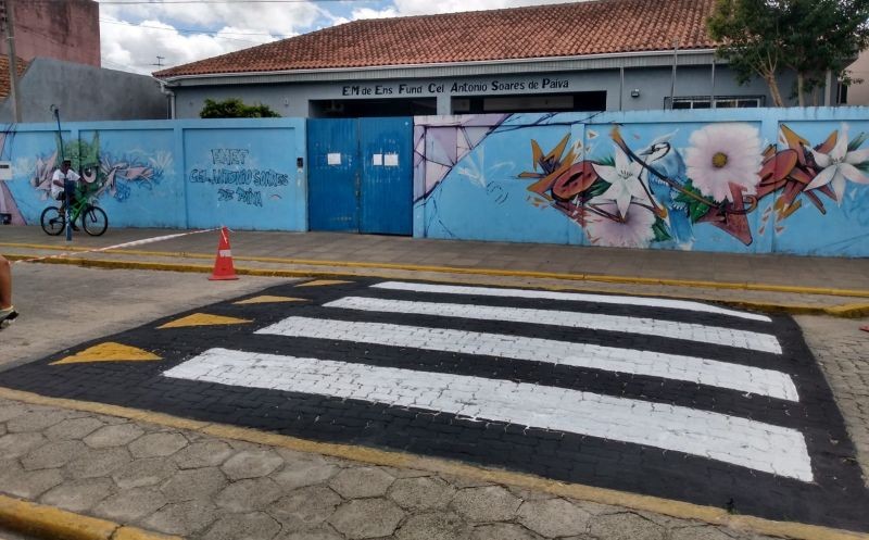 SMTT reforça sinalização viária em frente às escolas para aumentar a segurança dos estudantes