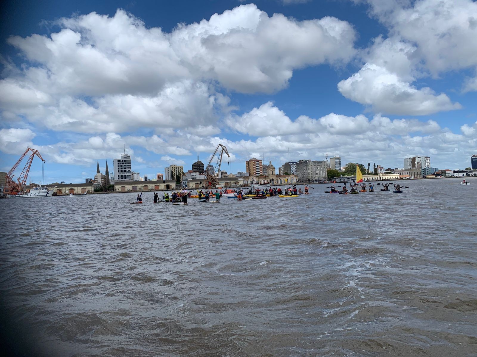 Remada Pela Conservação reuniu praticantes de modalidades náuticas neste domingo (1º), em Rio Grande