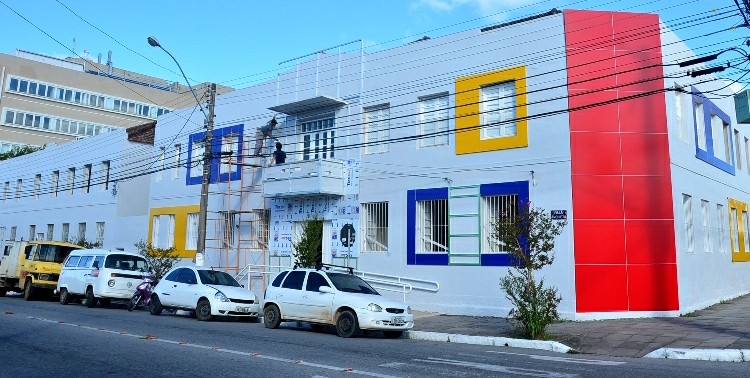 Prefeitura de Pelotas apresenta plano para garantir aulas em escola que passou por destelhamento