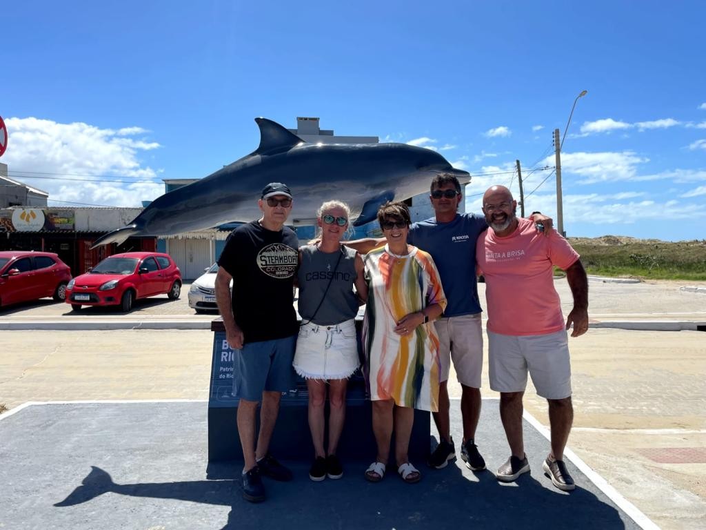 Rua do Riacho recebe segunda escultura em homenagem ao boto-de-Lahille, no Cassino