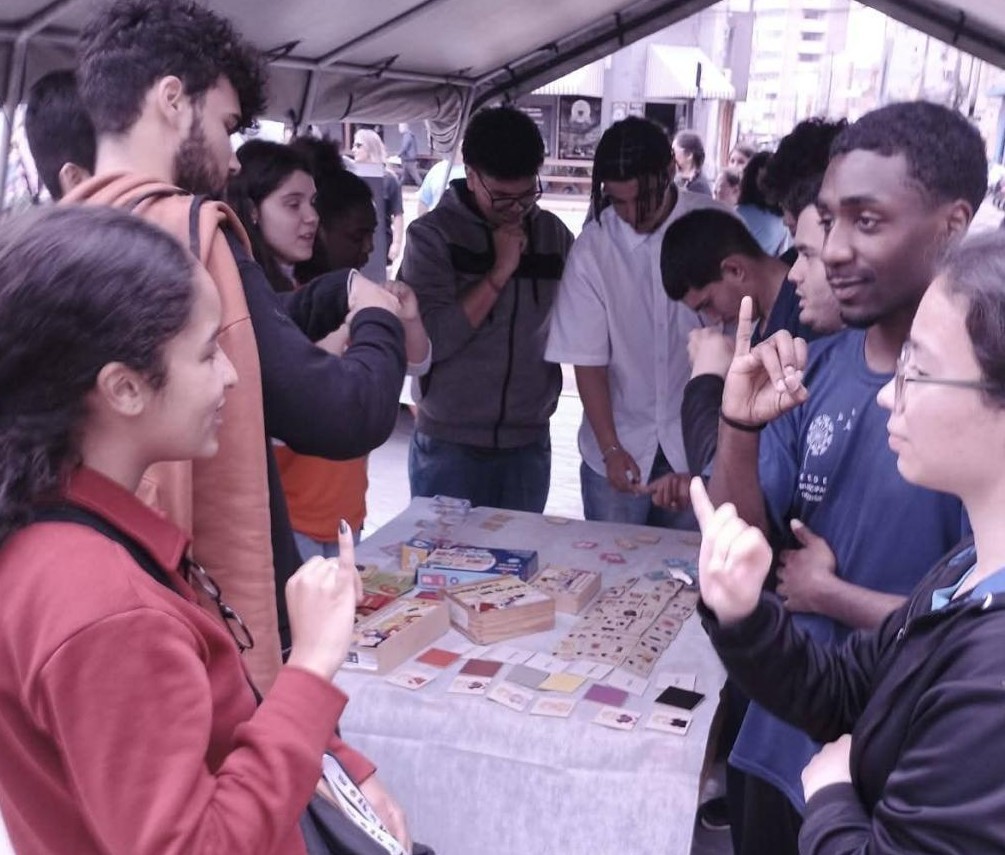 Estudante da Escola Carmen Baldino conquista primeiro lugar em Concurso Nacional de Literatura Surda