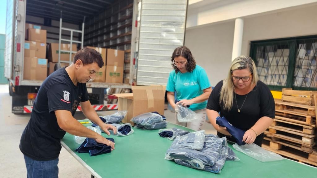 Prefeitura do Rio Grande inicia distribuição de uniformes para 20 mil estudantes da rede municipal