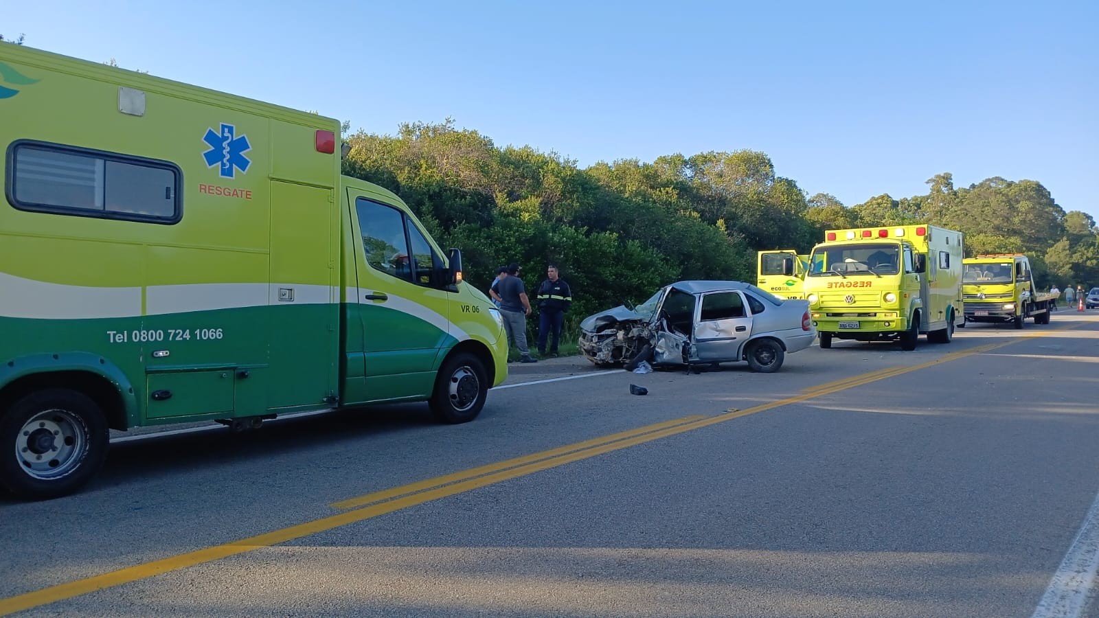 Colisão frontal entre carreta e carro deixa motorista gravemente ferido na BR-116