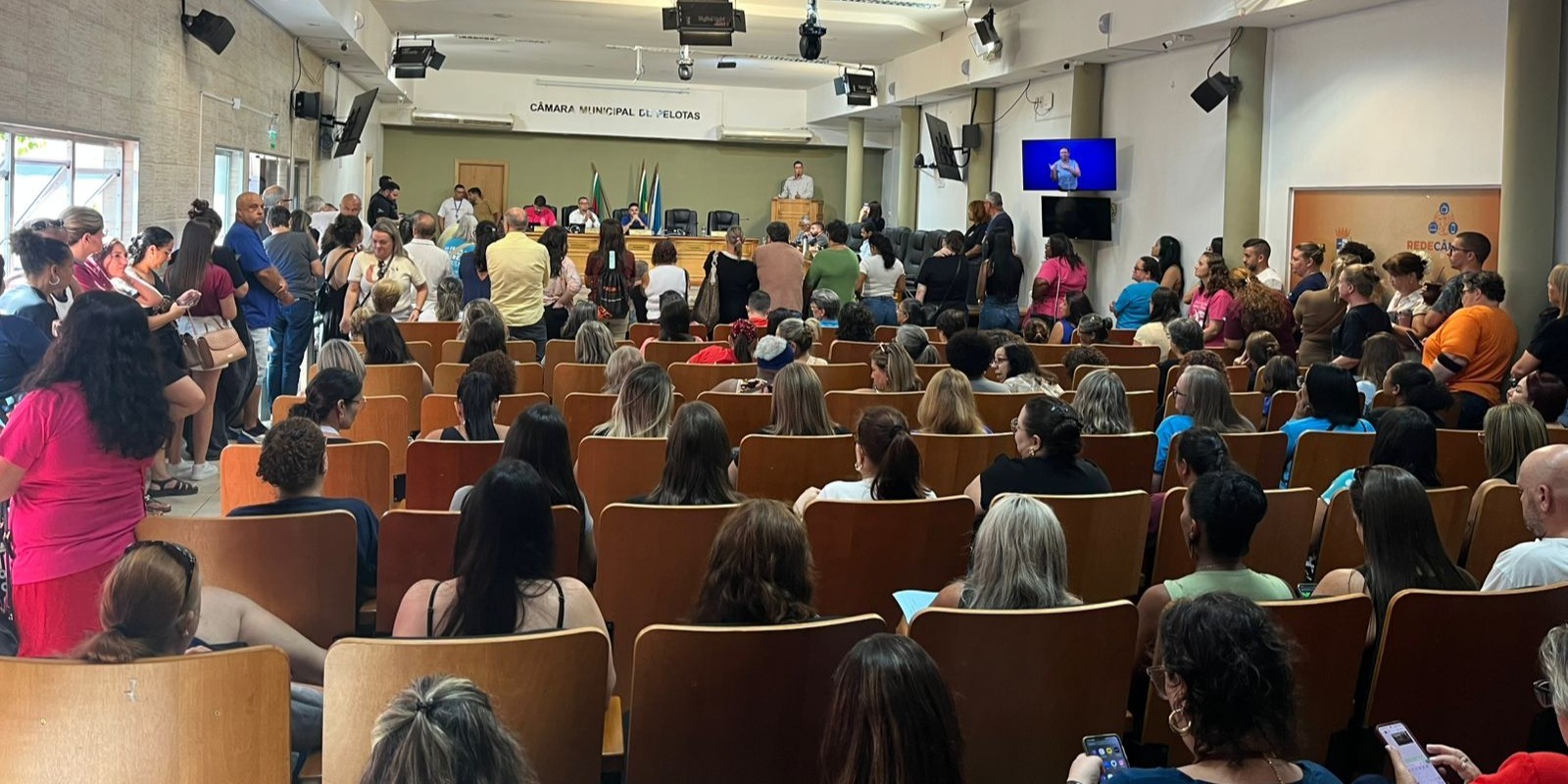 Professores e funcionários da redes municipal protestam na Câmara de Pelotas