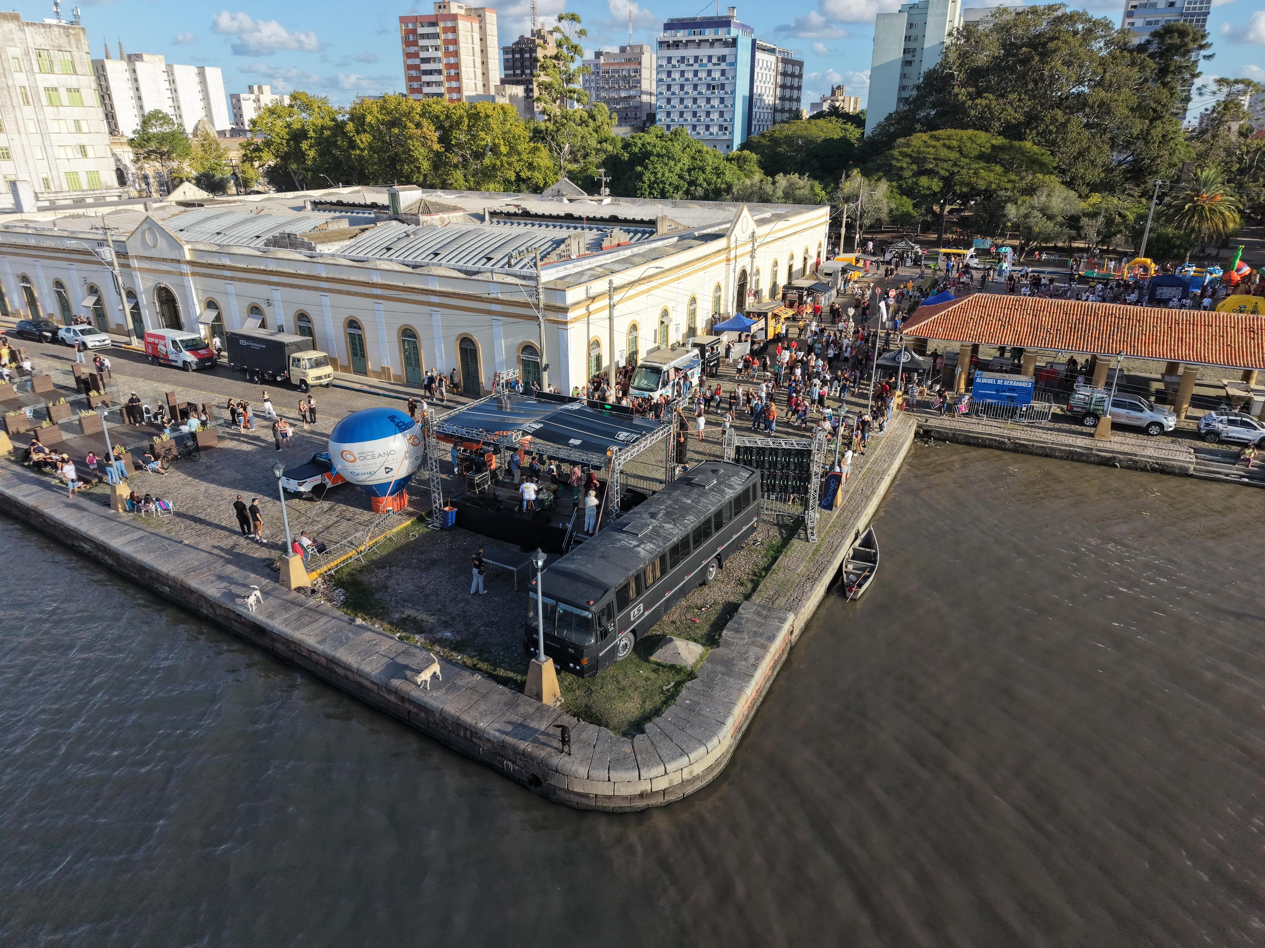Centro de Rio Grande ganha tarde de música, gastronomia e futebol com Oceano na Lagoa