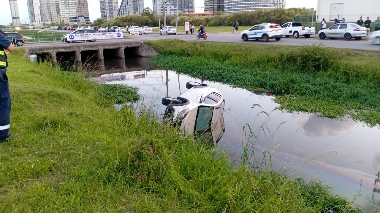 Carro cai dentro de canalete em Pelotas
