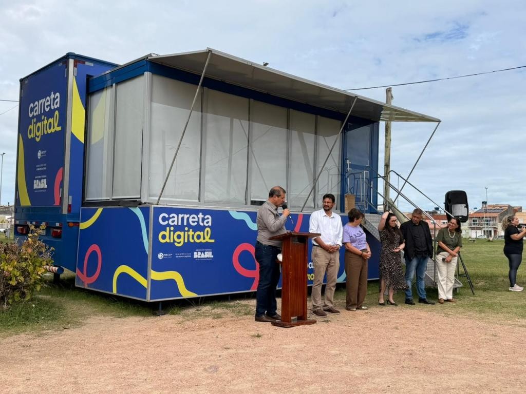 Carreta Digital leva cursos de tecnologia a estudantes da rede municipal em Rio Grande