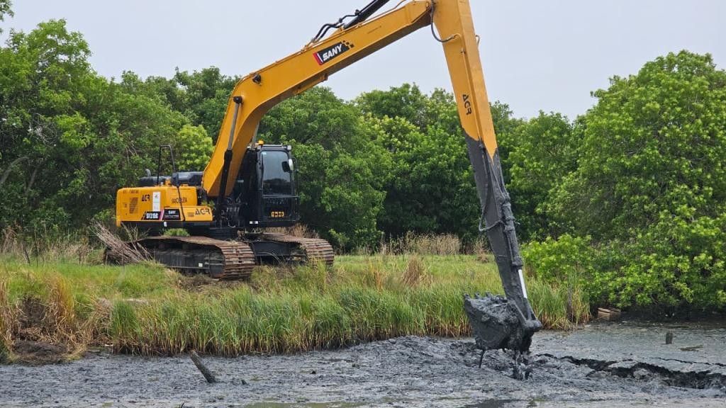 Obra de desassoreamento em canal da Central de Hortigranjeiros busca melhorar acesso e diminuir risco de alagamentos