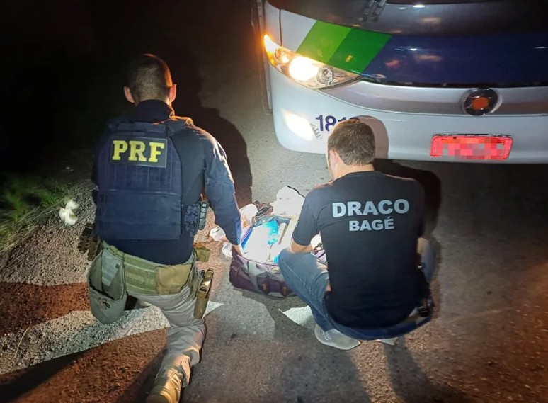 Jovem é apreendido com 12 kg de drogas em ônibus na BR-293
