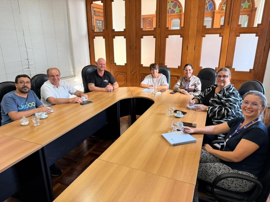 Prefeitura do Rio Grande avalia projeto de telemedicina para atendimento de saúde a estudantes da rede municipal