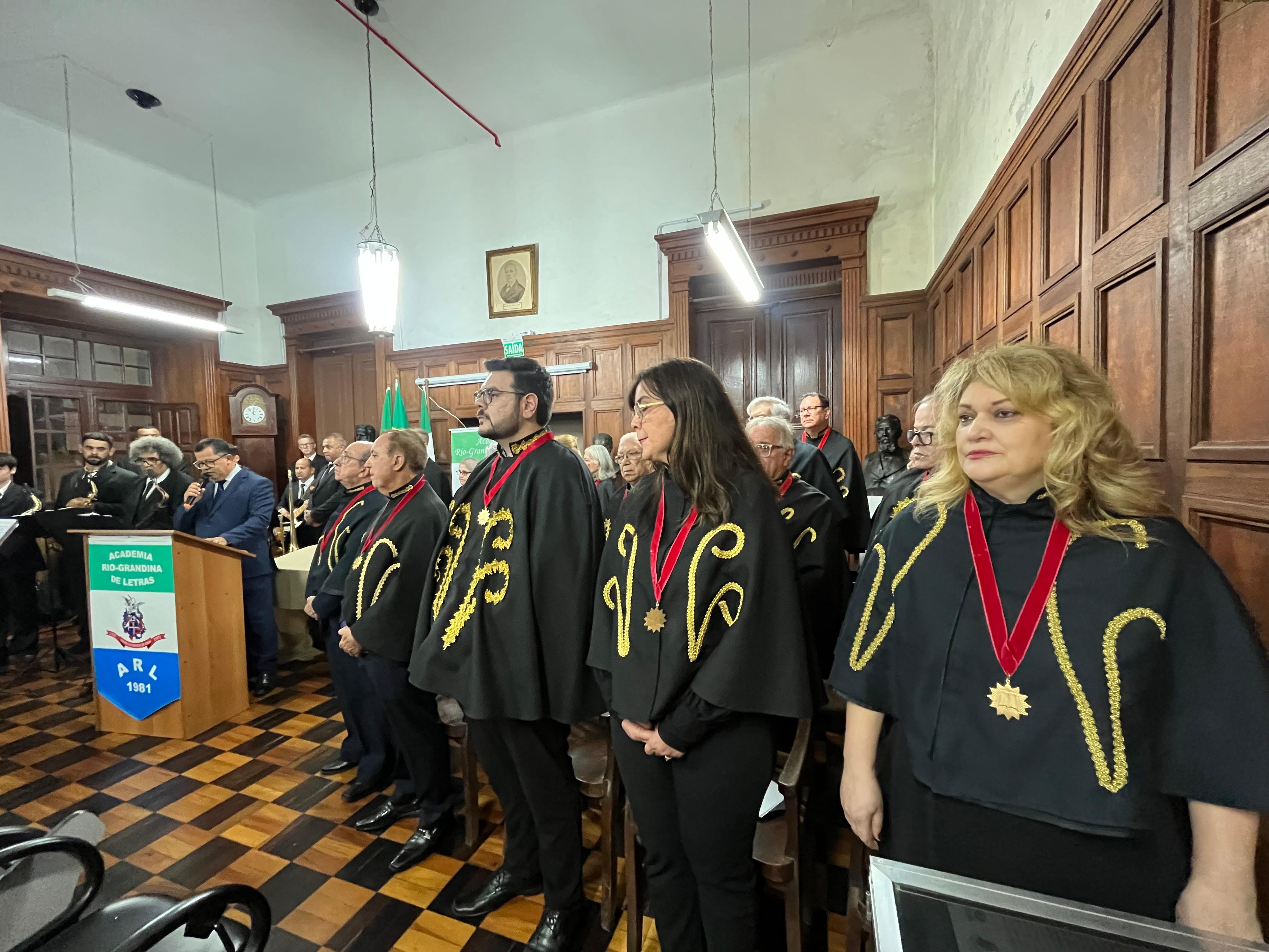 Academia Rio-Grandina de Letras Celebra 45 Anos com Sessão Especial