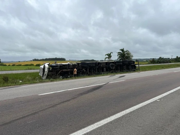 Carreta tomba na BR-116 em São Lourenço do Sul