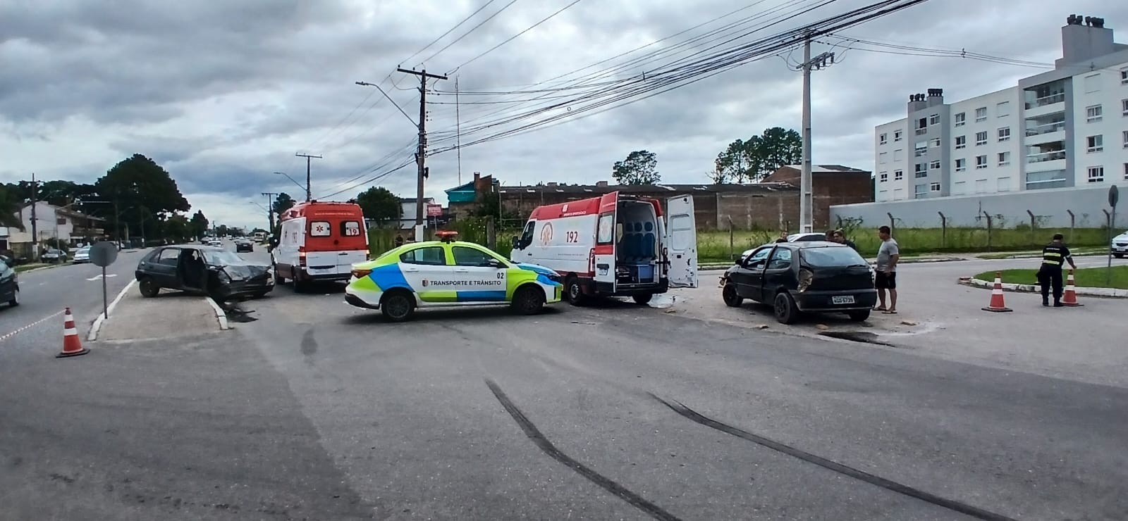 Colisão entre veículos deixa três feridos na manhã desta quarta-feira (18) em Pelotas