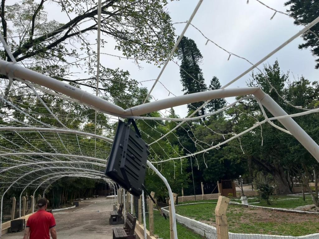 Praça Tamandaré tem estrutura danificada após furto de fios e equipamentos
