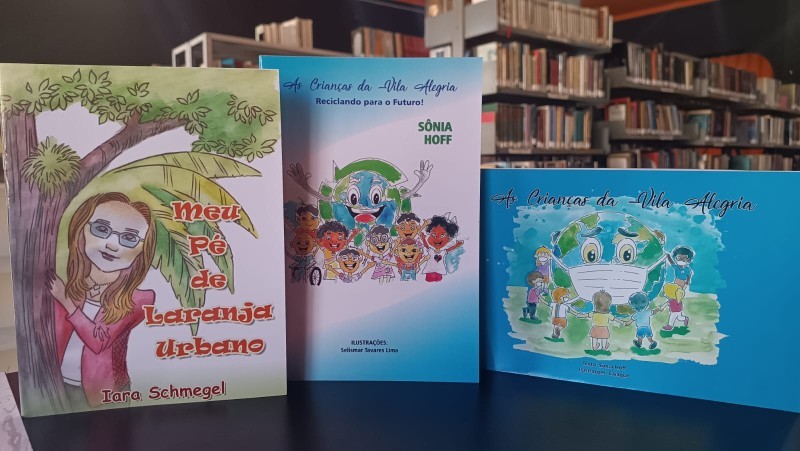 Escritora Sônia Hoff doa livros infantis à biblioteca de São José do Norte