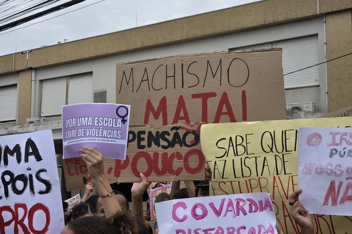 Protesto reúne centenas de pessoas em frente ao IFSul após caso de misoginia na instituição